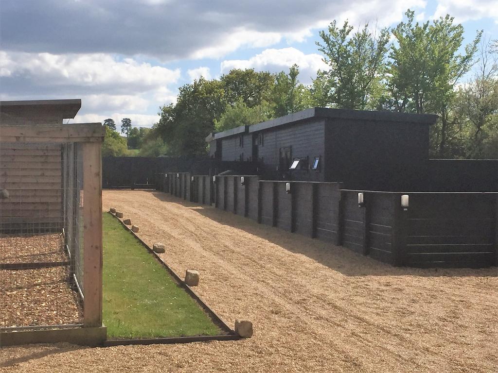 Willow Court Farm The Lodge & Petting Farm, 8 Mins From Legoland & Windsor, 15 Mins From Lapland Uk ภายนอก รูปภาพ